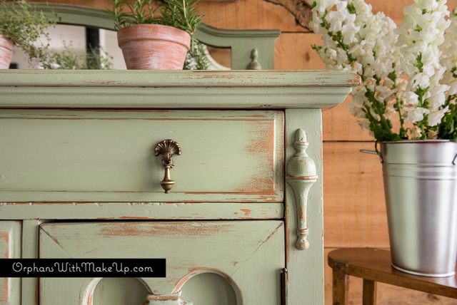 Spring Greenery #DIY #furniturepainting #paintedfurniture #springgreenery #sageadvice - www.countrychicpaint.com/blog