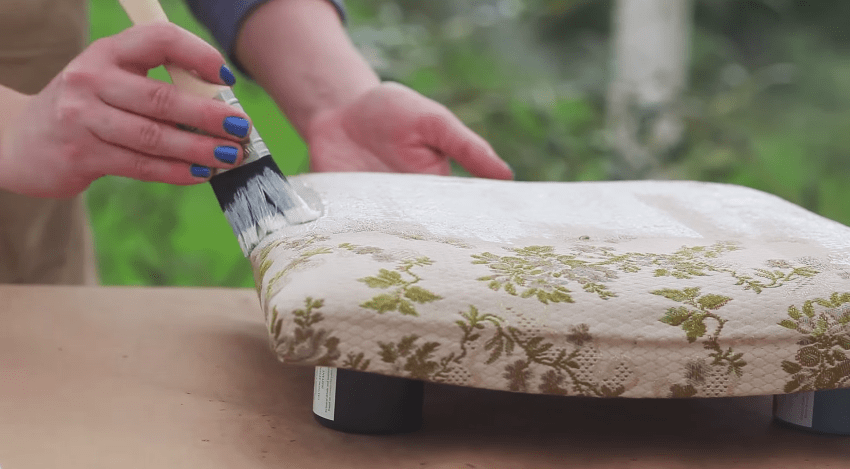 Upholstered Furniture Painting Tutorial #upholstery #DIY #furniturepainting #fabricpainting #tutorial #videotutorial #howto - www.countrychicpaint.com/blog