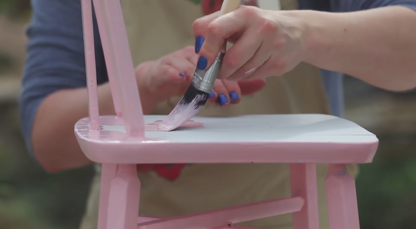 How To Paint Furniture Without Sanding #DIY #furniturepainting #paintedfurniture #homedecor #videotutorial #howto #tutorial - www.countrychicpaint.com/blog
