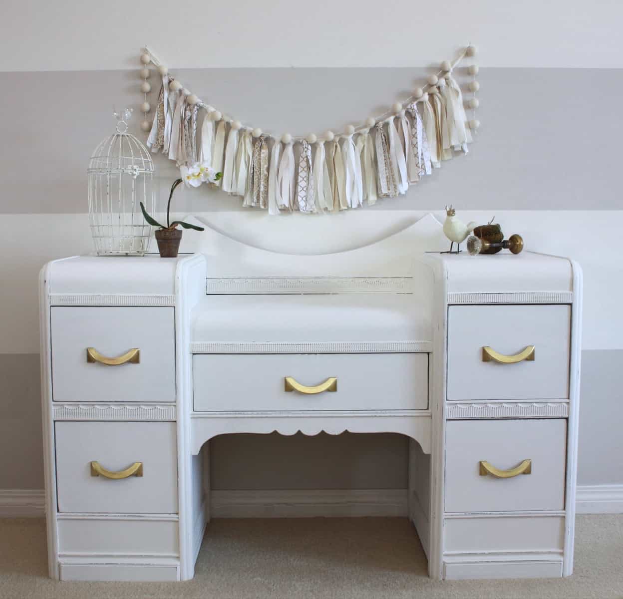 Soft White Vanity #DIY #furniturepaint #paintedfurniture #chalkpaint #vanity #homedecor #white #countrychicpaint - blog.countrychicpaint.com