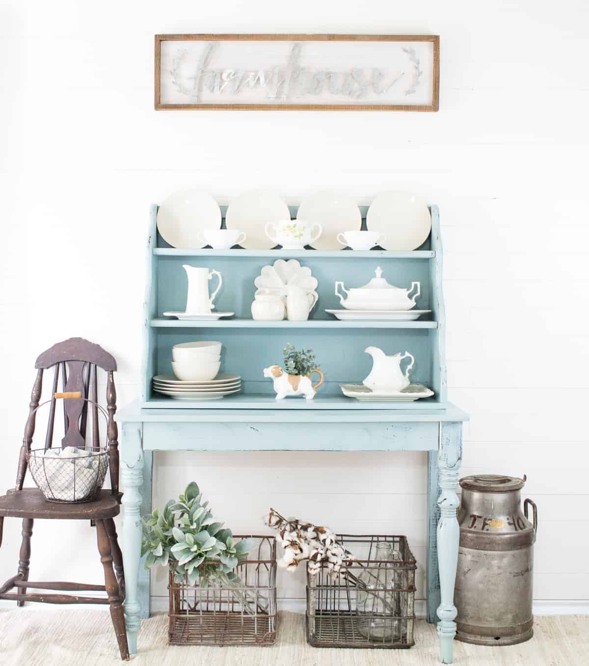 Elegance Hutch #DIY #furniturepaint #paintedfurniture #homedecor #chalkpaint #hutch #blue #elegance #farmhouse #shabbychic #countrychicpaint - blog.countrychicpaint.com
