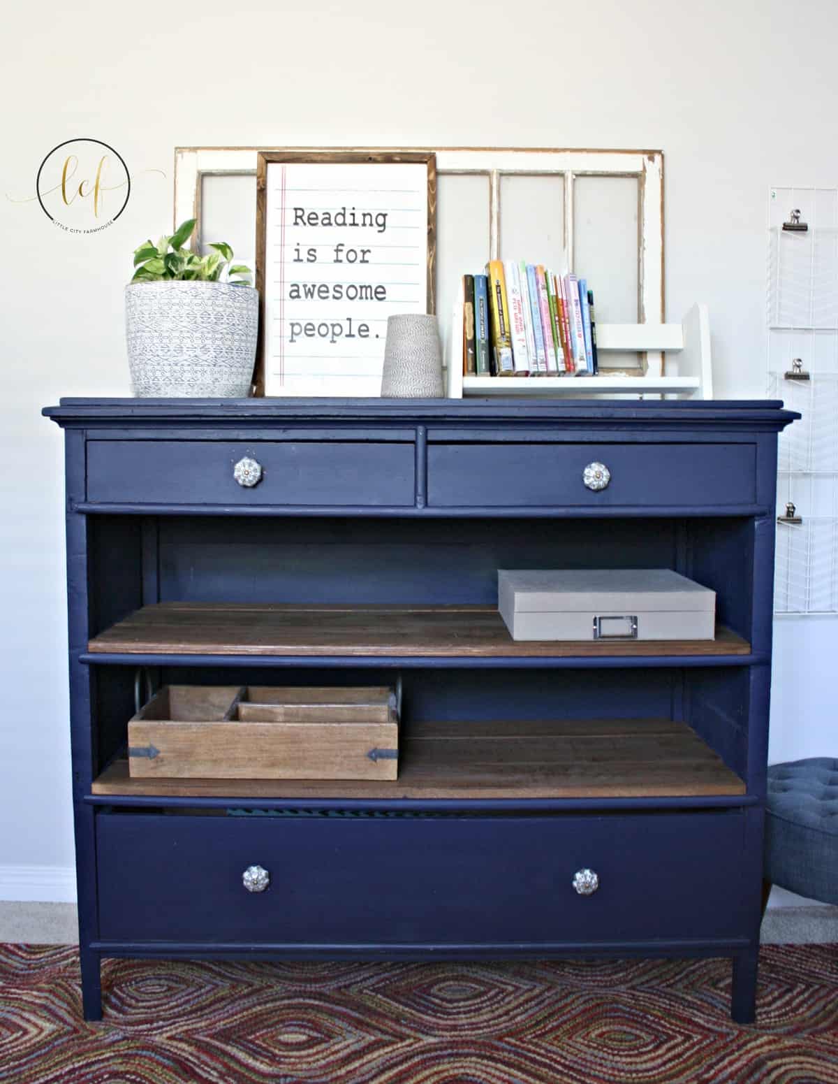 Navy Bookshelf #DIY #furniturepaint #paintedfurniture #chalkpaint #homedecor #upcycle #dresser #bookshelf #storage #navy #blue #repurpose #countrychicpaint - blog.countrychicpaint.com