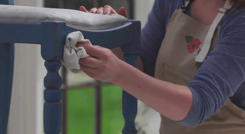 Hot to Apply Wax to Painted Furniture #howto #videotutorial #tutorial #furniturepainting #wax #upholstery - www.countrychicpaint.com/blog