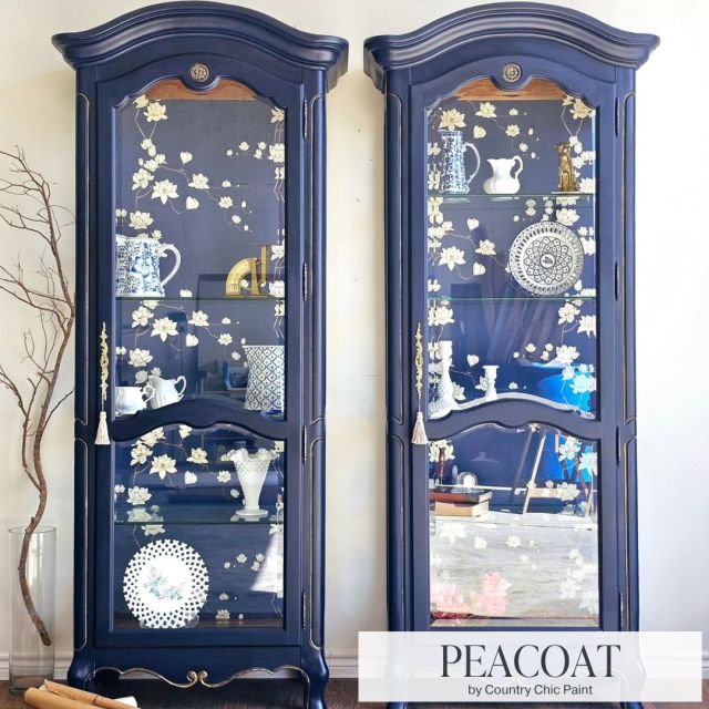 Comment 🩵 if you love how these cabinets turned out!

This gorgeous pair of curio cabinets is looking chic and sophisticated in our deep navy color, "Peacoat". We love how it matches the wallpaper backing so beautifully!

What would you paint with this timeless, classic navy blue?

Click the link in our bio to shop this color!

Project by @sagefurnishings_ 
.
.
.
.
.
.
.
.
.
.
#ccp #countrychicpaint #ccppeacoat #furnitureflip #paintedfurniture #chalkpaint #furniturepaint #furnituredesign #diyfurniture #paintcolors #furnituremakeover #diyfurnitureflip #navybluepaint